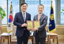 홍선근 KEF 이사장, '인재양성' 기부 공로로 서울대 감사패 받아