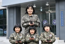 해군 엄마 따라 '싹둑'…"아픈 친구 위해" 머리카락 기부한 세쌍둥이