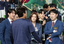 [포토]'해설위원 황재균, 윤석민과 이야기 나누는' 류현진