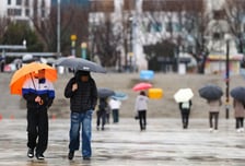 [오늘 날씨] "우산 챙기세요"…전국에 눈·비, 미세먼지 '나쁨'