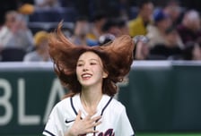 [한번에쓱]도쿄돔 시구는 처음 '예의바른 웬디' 체코전 승리 믿고 던집니다!