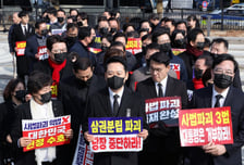 李 '사법3법' 의결에… 靑 몰려간 野 "나라 무너뜨린 망치질"