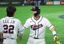 [포토]캡틴과 세리머니, 솔로포 위트컴