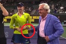 "감히 어딜 만져!" 테니스 여신 리바키나, 시상식서 '나쁜손'에 정색... 男팬들 분노 폭발 "저 임원 퇴출하라"