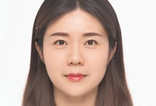 아파트 11층 창문에 걸터앉은 10대 '아찔'...귀가하던 경찰, 투신 막았다