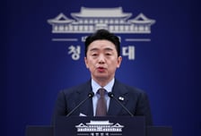 [속보]강훈식 실장 "우리 국민 태운 대형 여객기 두바이 출발…오늘 저녁 7시30분쯤 도착"