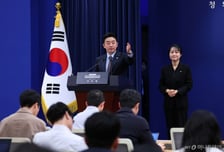 [속보]강훈식 실장 "칼둔과 원유도입 협의…총 600만배럴 이상 긴급 도입 확정"