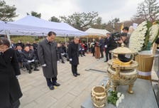 [사진]묵념하는 권오을 보훈부 장관