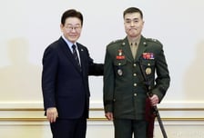 李대통령, 해병대원 순직 사건 조사 박정훈 준장 등에 '삼정검' 수여