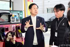 주유소 찾은 구윤철 부총리…"과도한 가격인상, 담합 등 엄정 대응"