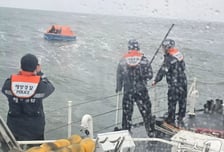 보령 해상서 어선 침몰, 7명 뗏목 탈출…60대 선장 수색 중