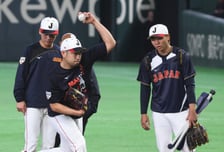 [포토]'마운드 점검하는' 대한민국전 선발이 예상되는 일본 기쿠치