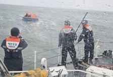 '보령 어선 침몰' 야간 수색 돌입한 해경…기상 악화로 난항