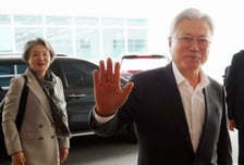 문재인, 美서 트럼프에 "한반도 평화 결단" 촉구…김정은엔 "대화 복귀"