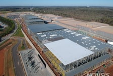 트럼프가 보조금 끊자 美 SK 배터리 공장 직원 37% 잘려나갔다