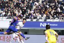 [포토] 김지현, 헤더로 첫 골 작렬