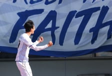 [포토] 서포터스에게 달려가 환호하는 김지현