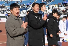 [포토] 이정효 감독 '서포터스 원정 응원에 울컥'