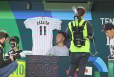 [포토] '일본 더그아웃의 다르빗슈 리스펙트'