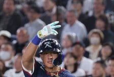 [포토] '3회초 안타 신고하는' 안현민