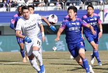 [포토] 헤이스-김민성 '공의 향방은?'