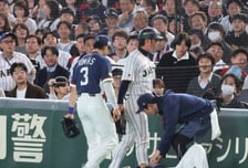 [포토] 가슴이 철렁 '7회말 펜스부딪힌' 문보경