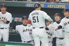 [포토] 스즈키 홈런 축하하는 일본 이바타 히로카즈 감독