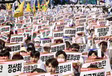 "선배들이 안 하면 우리가" 집회 추진하는 전공의들…깊어진 '세대갈등'