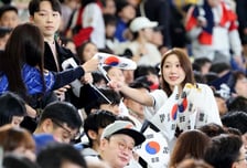 [포토] '태극기로 응원해요!'  치어리더 박담비