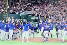 [포토]'한국전 승부치기 5-4승리 자축하는' 대만