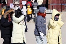 [오늘날씨] "봄은 아직" 출근길 '꽃샘추위'…중부 눈·비