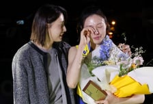 [B하인드★] 블로퀸 양효진 눈물의 은퇴식, 절친 김연경 품에 안겨 엉엉