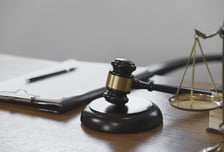 남의 집 음쓰·래커칠 테러한 20대…잇단 '보복 대행', 배후에 같은 사람?