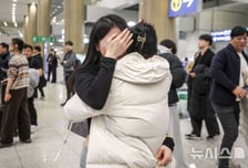 "공항서도 공습경보 3번"...UAE서 돌아온 18개월 외손자 눈물의 상봉