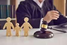 "독박 육아" 불만 쏟던 아내, 결국 이혼했는데..."남의 자식" 친자 검사 '충격'