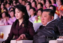 北김정은, 딸 '주애'와 손깍지...'국제부녀절' 기념공연 관람