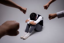 친구에 주먹질, 발로 걷어차기까지...SNS 뜬 학폭 영상, 경찰 나섰다