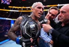 '상남자 맞아?' 이기고도 야유 받은 올리베이라, 할로웨이 꺾고 4대 UFC BMF 챔피언 등극