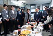 정성호 법무부 장관, AI 법률구조 플랫폼 주역들 격려