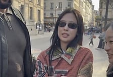 "매우 스트레스" 파리서 표정 굳은 제니…길 가로막고 집요한 사인 요청