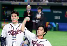 [한번에쓱]'마이애미 희망을 버리지말자'시구나선 에이티즈 우영,  '이정도면 사회인야구선수지!' 김병현