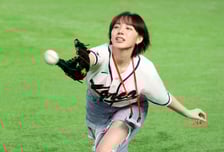 [한번에쓱]'잡는건 불안, 던지는건 장난이 아니네!' 도쿄돔에서 캐치볼 하는 치어리더 하지원