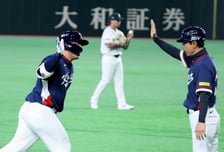 [포토]웰스 상대로 선제 투런포, 문보경