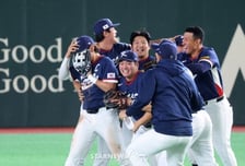 승리의 순간→모두가 '정신적 지주' 이정후 향해 달렸다 "정후형과 함께 야구해서 행복"