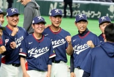 [포토]'울다가...웃다가' 류지현 감독과 코칭스탭