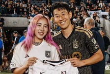 "손흥민은 못 참지" 日 축구계 레이디 가가, 사심 가득 '투샷' 공개... 파격 '핑크 표범 머리' 눈길