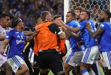 주먹·발차기 난무, 브라질 프로축구 결승전 '대혼란'…23명 퇴장