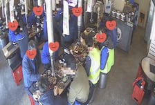 "식당입구 파손했다" 사과하자 사장님 반응 감동...18명 몰려가 화답[오따뉴]