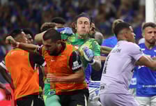 '무려 23명 퇴장' 축구 역대급 난투극, 무릎으로 상대 머리를 '퍽'→이성 잃은 레전드 "아이들에게 이런 모습을 보이다니..."