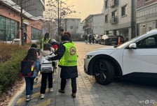 맞벌이 늘면서 사라진 '녹색어머니' 대신…등하굣길 등장한 '형광 조끼'